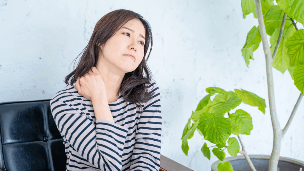 悩む産後の母のイメージ